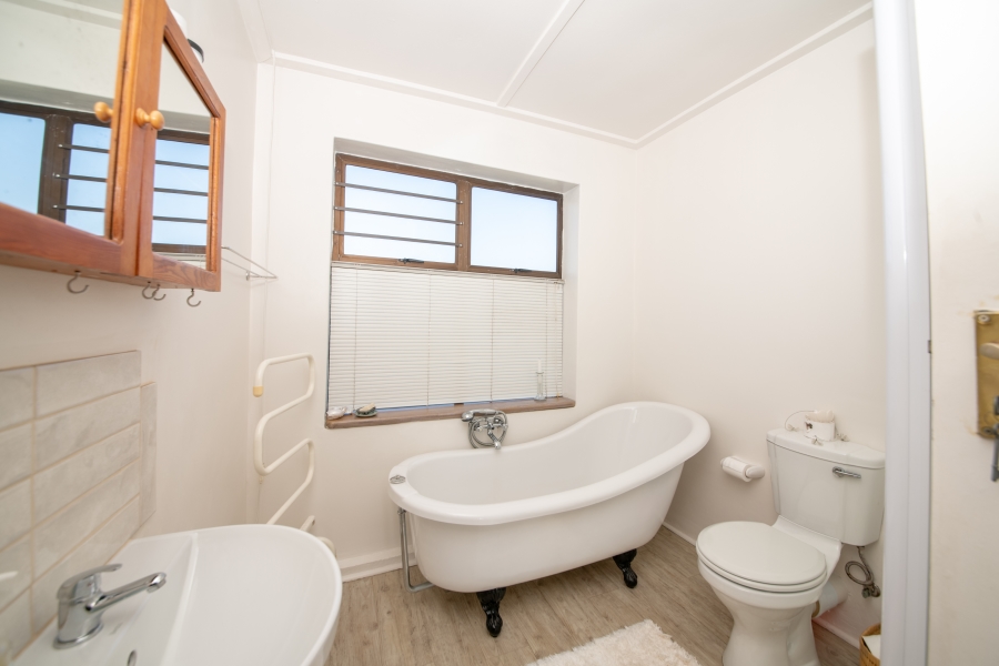 6 Bedroom Property for Sale in Pringle Bay Western Cape